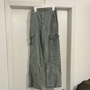 American Eagle Outfitters Women's Cargo Pants in Olive